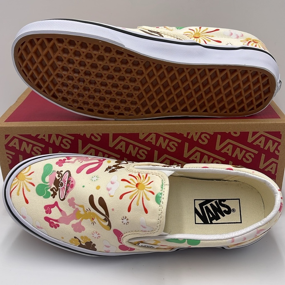 Vans WMNS  Classic Slip-On Get Outdoors Classic White 
VN000BVZFRL Sneakers - Picture 3 of 16